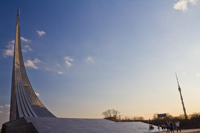 Монумент "Покорителям космоса" и Останкинская телебашня